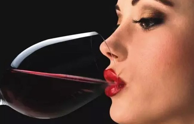 tại sao đỏ mặt khi uống rượu bia