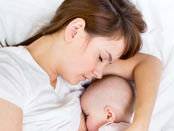 Sai lầm nuôi con: Tư thế bú mẹ không đúng