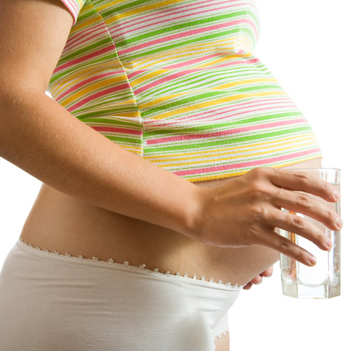 ba bau can uong bao nhieu nuoc moi ngay