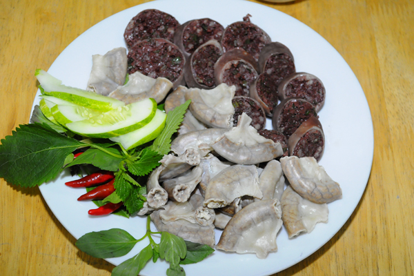 Người già có kiêng ăn lòng lợn, thịt gà và trứng gà không?