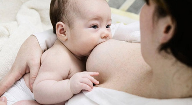khi mẹ tiết sữa quá nhiều