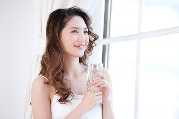 Uống nước lọc buổi sáng