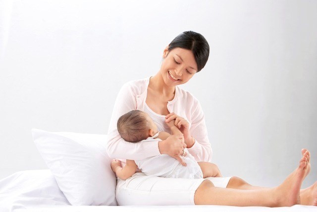 Sữa mẹ giúp trẻ cao lớn hơn