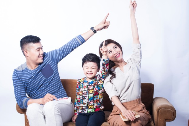 Bố mẹ cho con uống sữa tăng chiều cao