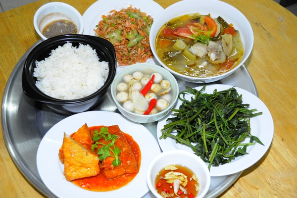 Mâm cơm gia đình đủ dinh dưỡng, an toàn sẽ cung cấp đủ năng lượng cho cơ thể. (Ảnh minh họa)
