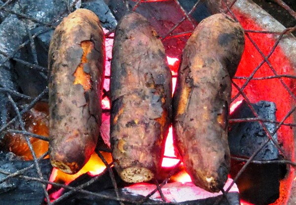 12 siêu thực phẩm giữ ấm cơ thể mùa đông - khoai lang nướng 12 siêu thực phẩm giữ ấm cơ thể trong mùa đông