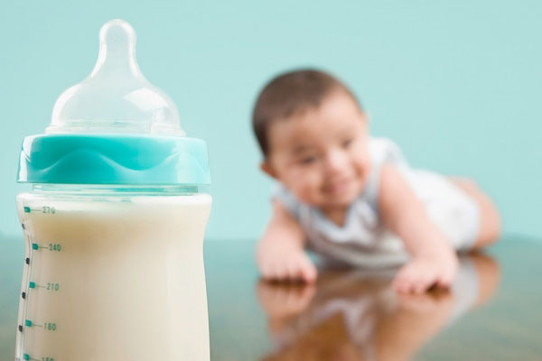 Bé bị dị ứng sữa bột