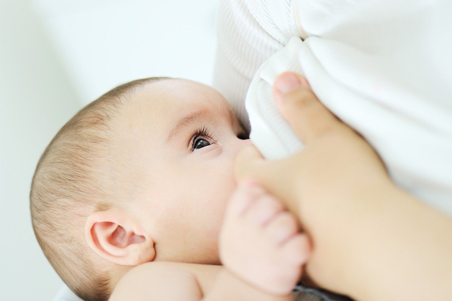 Thí nghiệm nhỏ cho thấy tác dụng đáng kinh ngạc của sữa mẹ - Ảnh 2. Thí nghiệm nhỏ cho thấy tác dụng đáng kinh ngạc của sữa mẹ - Ảnh 2.