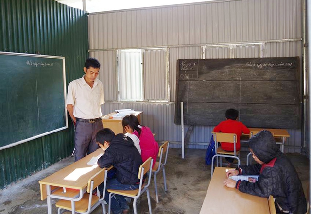 Các em đã có phòng học khang trang, bàn ghế đẹp, đúng chuẩn
