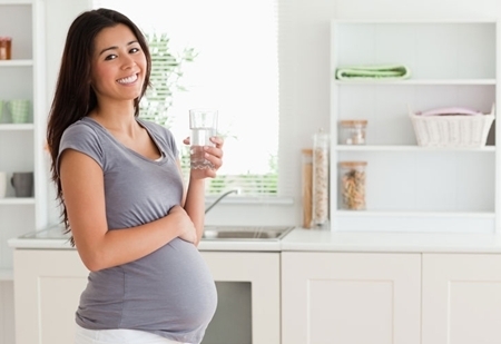 Bà bầu nên uống khoảng 2 lít nước mỗi ngày để cũng cấp đầy đủ lượng nước cho cơ thể`1 Bà bầu nên uống khoảng 2 lít nước mỗi ngày để cũng cấp đầy đủ lượng nước cho cơ thể